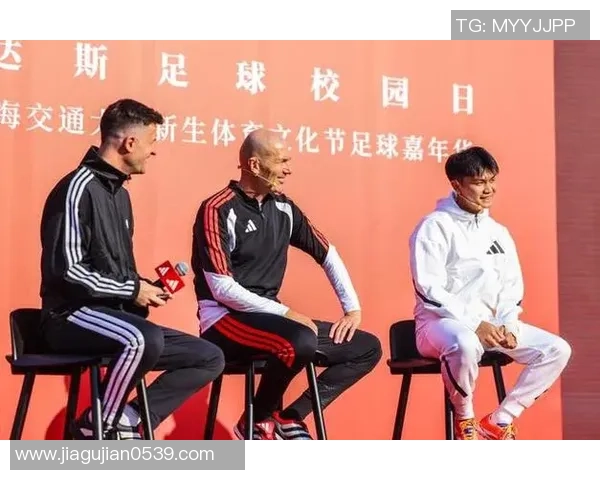 足球巨星温暖瞬间与小粉丝亲密互动传递梦想与希望